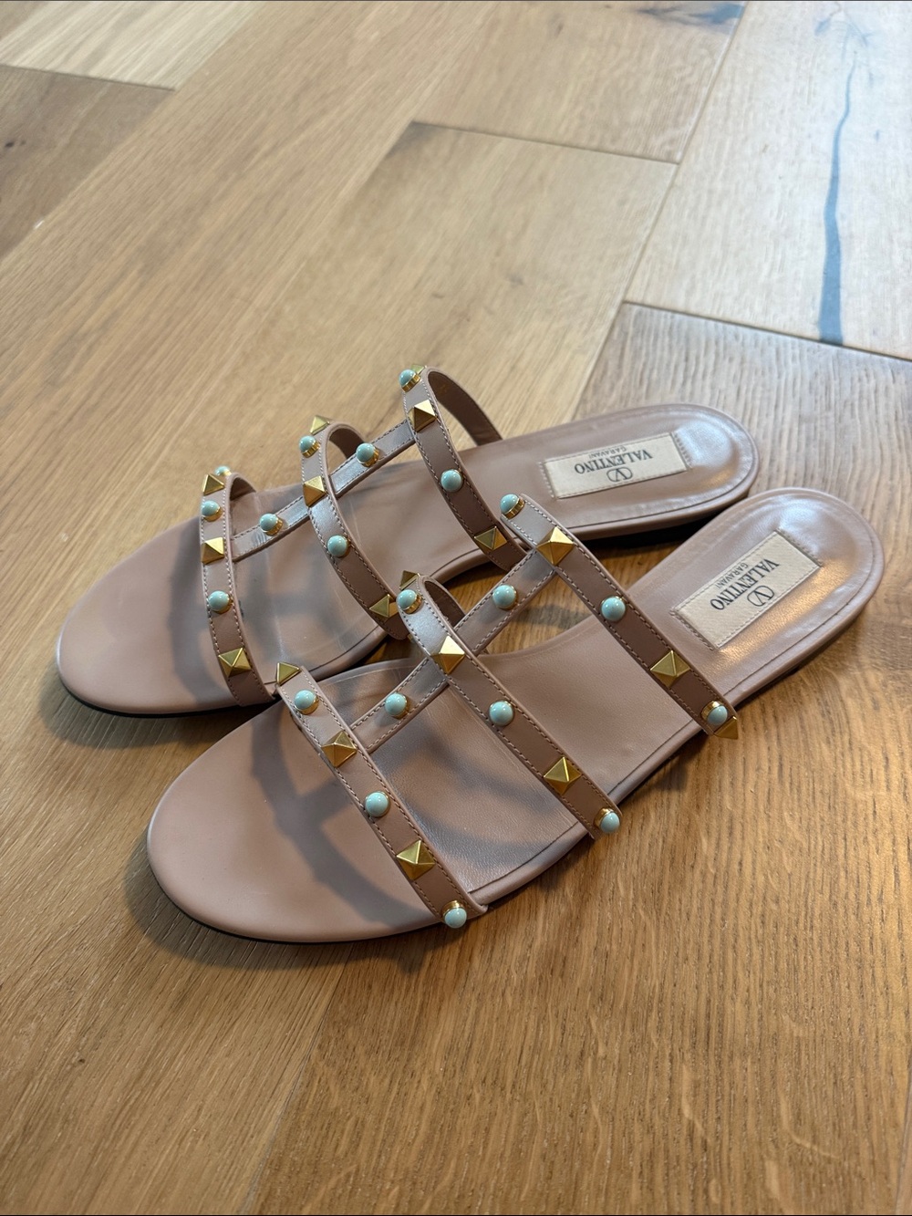 Valentino Garavani Rockstud Strappy Flat Sandals in Rose